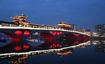 昔日彩虹橋，如今網(wǎng)紅橋，新津這座廊橋夜景你去打卡了嗎？